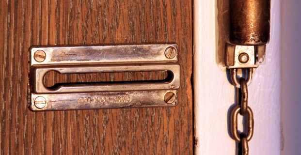 Okna i drzwi antywłamaniowe – zabezpieczenie przed złodziejami