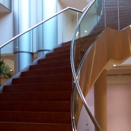 Bezpieczne balustrady schodów wewnętrznych