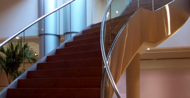 Bezpieczne balustrady schodów wewnętrznych